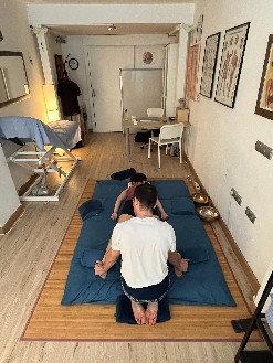 Sesión de Thai Yoga Massage sobre esterilla, con la persona vestida